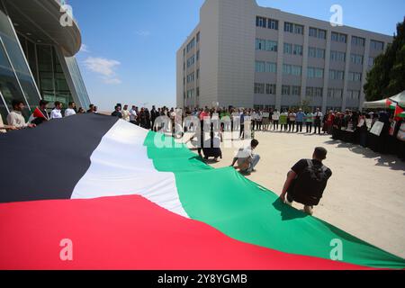 Gaziantep, Turkiye. Oktober 2024. Eine große palästinensische Flagge wird auf dem Campus der Universität für Islamische Wissenschaften und Technologie Gaziantep während eines Protestes zum Gedenken an den Krieg Israels im Gazastreifen angebracht. Die israelische Militäroffensive begann am selben Tag des Angriffs der Hamas auf Israel am 7. Oktober. Quelle: IMAGESLIVE/Alamy Live News Stockfoto