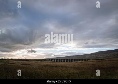 Ein düsteres, herbstliches HDR-Bild aller 24 Bögen des Ribblehead Viaduct alias Batty Moss Viaduct, North Yorkshire, England. Oktober 2024 Stockfoto