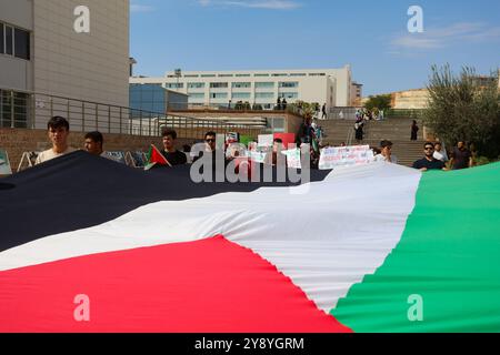 Gaziantep, Turkiye. Oktober 2024. Gaziantep, Turkiye. Oktober 2024. Eine große palästinensische Flagge wird auf dem Campus der Universität für Islamische Wissenschaften und Technologie Gaziantep während eines Protestes zum Gedenken an den Krieg Israels im Gazastreifen angebracht. Die israelische Militäroffensive begann am selben Tag des Angriffs der Hamas auf Israel am 7. Oktober. Quelle: ZUMA Press, Inc./Alamy Live News Stockfoto