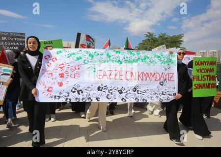 Gaziantep, Turkiye. Oktober 2024. Gaziantep, Turkiye. Oktober 2024. Dutzende von Studenten und Akademikern der Gaziantep University of Islamic Sciences and Technology versammeln sich auf dem Campus, um an ein Jahr des israelischen Krieges im Gazastreifen zu erinnern. Die israelische Militäroffensive begann am selben Tag des Angriffs der Hamas auf Israel am 7. Oktober. Quelle: ZUMA Press, Inc./Alamy Live News Stockfoto