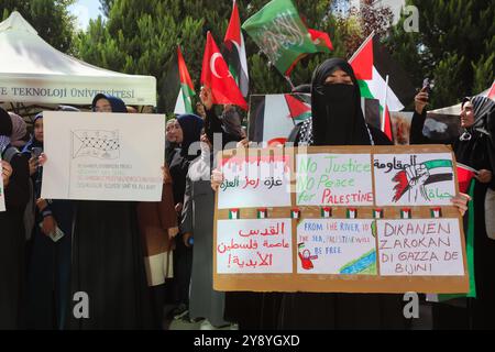 Gaziantep, Turkiye. Oktober 2024. Gaziantep, Turkiye. Oktober 2024. Dutzende von Studenten und Akademikern der Gaziantep University of Islamic Sciences and Technology versammeln sich auf dem Campus, um an ein Jahr des israelischen Krieges im Gazastreifen zu erinnern. Die israelische Militäroffensive begann am selben Tag des Angriffs der Hamas auf Israel am 7. Oktober. Quelle: ZUMA Press, Inc./Alamy Live News Stockfoto