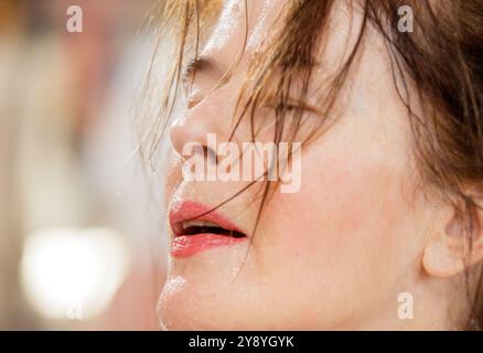 Reife kaukasische Frau feuchtes Gesicht, Augen geschlossen, Nahaufnahme Stockfoto