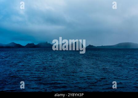 inseln mit Wolken, die vom Meer aus in Madeira Portugal fotografiert wurden Stockfoto