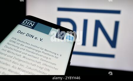 Mobiltelefon mit Website des Deutschen Instituts für Normung e.V. (DIN) auf dem Bildschirm vor dem Logo. Fokussieren Sie sich oben links auf der Telefonanzeige. Stockfoto