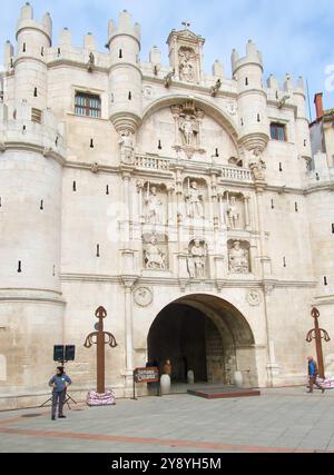 Touristen, die während der El Cid-Partys mit großen eisernen Schwertern Burgos Castile und Leon Spain durch das Stadttor Saint Mary's Arch fahren Stockfoto