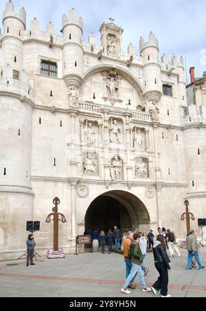 Touristen, die während der El Cid-Partys mit großen eisernen Schwertern Burgos Castile und Leon Spain durch das Stadttor Saint Mary's Arch fahren Stockfoto