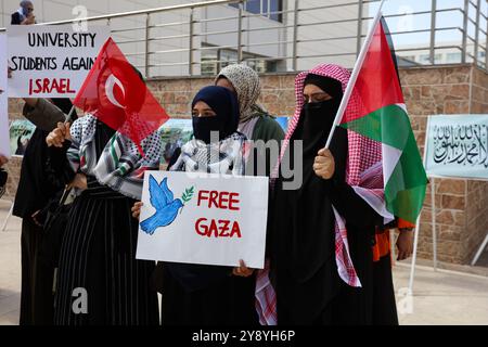 Gaziantep, Turkiye. Oktober 2024. Gaziantep, Turkiye. Oktober 2024. Dutzende von Studenten und Akademikern der Gaziantep University of Islamic Sciences and Technology versammeln sich auf dem Campus, um an ein Jahr des israelischen Krieges im Gazastreifen zu erinnern. Die israelische Militäroffensive begann am selben Tag des Angriffs der Hamas auf Israel am 7. Oktober. Quelle: ZUMA Press, Inc./Alamy Live News Stockfoto