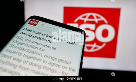 Smartphone mit Website der International Organization for Standardization (ISO) auf dem Bildschirm vor dem Logo. Fokussieren Sie sich oben links auf der Telefonanzeige. Stockfoto