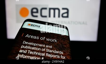 Mobiltelefon mit Webseite der Normungsorganisation Ecma International auf dem Bildschirm vor dem Logo. Fokussieren Sie sich oben links auf der Telefonanzeige. Stockfoto