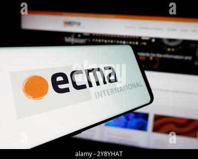 Mobiltelefon mit Logo der Normungsorganisation Ecma International auf dem Bildschirm vor der Website. Konzentrieren Sie sich auf die Mitte des Telefondisplays. Stockfoto