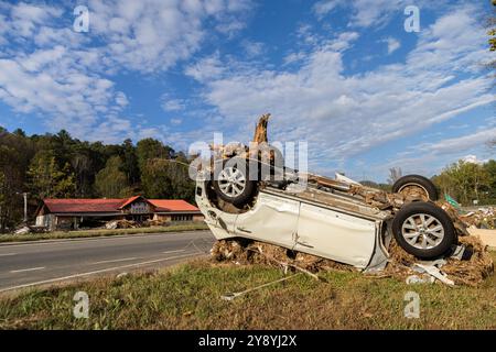 BURNSVILLE, NORTH CAROLINA – 4. OKTOBER: Ein Fahrzeug wurde nach dem Hurrikan Helene am 4. Oktober 2024 in Burnsville, North Carolina, beschädigt. Der Kategorie-4-Hurrikan, der an der Südostküste landete, hinterließ weite Zerstörungen in Teilen Floridas nach Virginia. Stockfoto