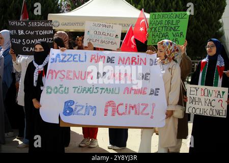 Gaziantep, Turkiye. Oktober 2024. Gaziantep, Turkiye. Oktober 2024. Dutzende von Studenten und Akademikern der Gaziantep University of Islamic Sciences and Technology versammeln sich auf dem Campus, um an ein Jahr des israelischen Krieges im Gazastreifen zu erinnern. Die israelische Militäroffensive begann am selben Tag des Angriffs der Hamas auf Israel am 7. Oktober. Quelle: ZUMA Press, Inc./Alamy Live News Stockfoto