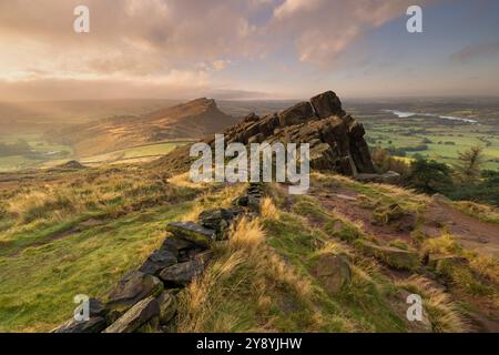 Die Kakerlaken und Hen Cloud, Staffordshire, mit Blick auf das Tittesworth Reservoir in der Ferne Stockfoto