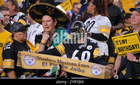 Pittsburgh, PA, USA. Oktober 2024. Steelers Fans beim Spiel Steelers vs Cowboys in Pittsburgh, PA. Jason Pohuski/CSM/Alamy Live News Stockfoto