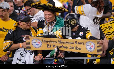 Pittsburgh, PA, USA. Oktober 2024. Steelers Fans beim Spiel Steelers vs Cowboys in Pittsburgh, PA. Jason Pohuski/CSM/Alamy Live News Stockfoto