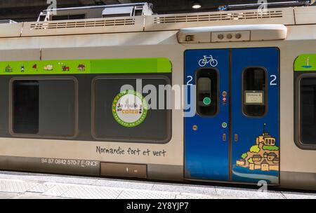 Paris, Frankreich - 10 05 2024 : der Zug Paris-Granville, der mit Biokraftstoff B100 aus der Verarbeitung von Rapsöl fährt, im Bahnhof Montparnasse Stockfoto