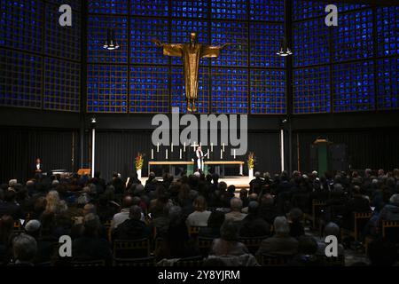 Interreligiöser Gottesdienst am Jahrestag des Hamas-Terrorangriffs in Israel am Montag 07.10.2024 in der evangelischen Kaiser-Wilhelm-Gedaechtnis-Kirche in Berlin. Foto: Rabbiner Andreas Nachama, Vorsitzender des Gespraechskreises Juden und Christen beim Zentralkomitee der deutschen Katholiken, Berlin Dazu hat die Evangelische Kirche Berlin-Brandenburg-schlesische Oberlausitz EKBO gemeinsam mit der Juedischen Gemeinde, dem Erzbistum Berlin sowie dem Buendnis für ein weltoffenes und tolerantes Berlin eingeladen. Siehe epd-Meldung vom 07.10.2024 NUR ZUR REDAKTIONELLEN VERWENDUNG *** Interreligiöser Dienst auf Stockfoto