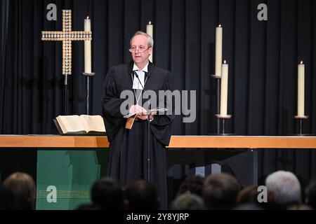 Interreligiöser Gottesdienst am Jahrestag des Hamas-Terrorangriffs in Israel am Montag 07.10.2024 in der evangelischen Kaiser-Wilhelm-Gedaechtnis-Kirche in Berlin. Foto: Bischof Christian Staeblein Stäblein, Landesbischof der Evangelischen Kirche Berlin-Brandenburg-schlesische Oberlausitz Dazu hat die Evangelische Kirche Berlin-Brandenburg-schlesische Oberlausitz EKBO gemeinsam mit der Juedischen Gemeinde, dem Erzbistum Berlin sowie dem Buendnis für ein weltoffenes und tolerantes Berlin eingeladen. Siehe epd-Meldung vom 07.10.2024 NUR REDAKTIONELLE VERWENDUNG *** Interreligiöser Dienst an den Annigern Stockfoto