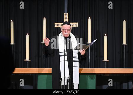 Interreligiöser Gottesdienst am Jahrestag des Hamas-Terrorangriffs in Israel am Montag 07.10.2024 in der evangelischen Kaiser-Wilhelm-Gedaechtnis-Kirche in Berlin. Foto: Rabbiner Andreas Nachama, Vorsitzender des Gespraechskreises Juden und Christen beim Zentralkomitee der deutschen Katholiken, Berlin Dazu hat die Evangelische Kirche Berlin-Brandenburg-schlesische Oberlausitz EKBO gemeinsam mit der Juedischen Gemeinde, dem Erzbistum Berlin sowie dem Buendnis für ein weltoffenes und tolerantes Berlin eingeladen. Siehe epd-Meldung vom 07.10.2024 NUR ZUR REDAKTIONELLEN VERWENDUNG *** Interreligiöser Dienst auf Stockfoto