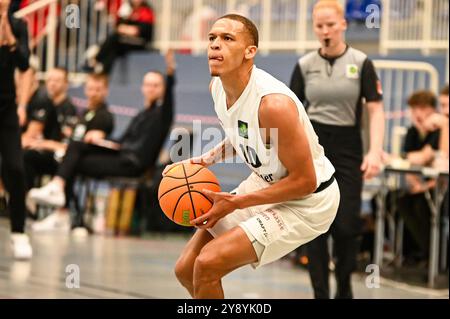 Essen, Deutschland. Oktober 2024. Isaiah Sanders (ETB Miners) ProB BARMER 2. Basketball-Bundesliga – ETB Miners – Gartenzaun 24 Baskets Paderborn am 05. Oktober 2024 in der Sporthalle am Hallo, Endstand 94:82 vor 823 Zuschauer Credit: dpa/Alamy Live News Stockfoto