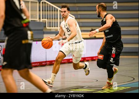 Essen, Deutschland. Oktober 2024. Tim Schneider (ETB Miners) ProB BARMER 2. Basketball-Bundesliga – ETB Miners – Gartenzaun 24 Baskets Paderborn am 05. Oktober 2024 in der Sporthalle am Hallo, Endstand 94:82 vor 823 Zuschauer Credit: dpa/Alamy Live News Stockfoto