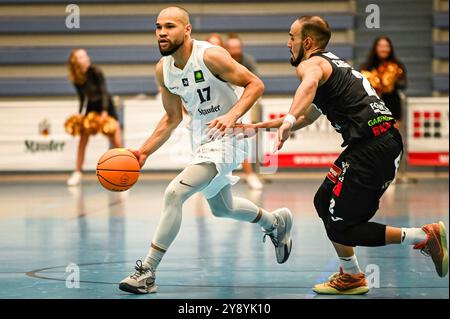 Essen, Deutschland. Oktober 2024. Samuel Mpacko (ETB Miners) ProB BARMER 2. Basketball-Bundesliga – ETB Miners – Gartenzaun 24 Baskets Paderborn am 05. Oktober 2024 in der Sporthalle am Hallo, Endstand 94:82 vor 823 Zuschauer Credit: dpa/Alamy Live News Stockfoto