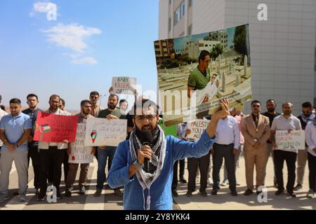 Gaziantep, Turkiye. Oktober 2024. Gaziantep, Turkiye. Oktober 2024. Mehrere Bilder des Krieges im Gazastreifen werden bei einem Protest von Studenten und Akademikern der Gaziantep Universität für Islamische Wissenschaften und Technologie gezeigt, um an ein Jahr des israelischen Krieges im Gazastreifen zu erinnern. Die israelische Militäroffensive begann am selben Tag des Angriffs der Hamas auf Israel am 7. Oktober. Die Studenten. Quelle: ZUMA Press, Inc./Alamy Live News Stockfoto