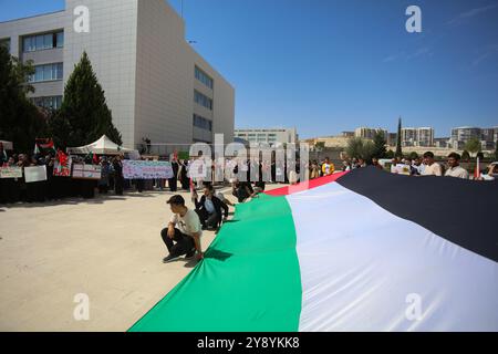 Gaziantep, Turkiye. Oktober 2024. Gaziantep, Turkiye. Oktober 2024. Eine große palästinensische Flagge wird auf dem Campus der Universität für Islamische Wissenschaften und Technologie Gaziantep während eines Protestes zum Gedenken an den Krieg Israels im Gazastreifen angebracht. Die israelische Militäroffensive begann am selben Tag des Angriffs der Hamas auf Israel am 7. Oktober. Quelle: ZUMA Press, Inc./Alamy Live News Stockfoto