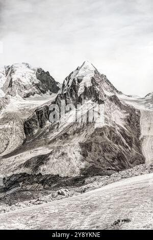 Sepia-farbene Schwarz-weiß-Landschaft am Piz Roseg und Sella-Gletscher von der Bergstation Piz Corvatsch in Graubünden aus gesehen Stockfoto