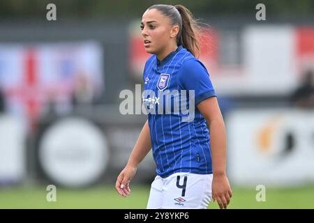 Charlotte Fleming (4 Ipswich) in der FA Women's Premier League Premier Division zwischen Ipswich Town Women und Watford Women in der Dellwood Road, Felixstowe am Sonntag, den 6. Oktober 2024. (Foto: Kevin Hodgson | MI News) Credit: MI News & Sport /Alamy Live News Stockfoto