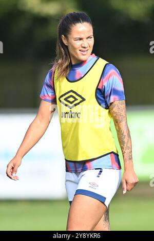 Natasha Thomas (7 Ipswich) wärmt sich während der FA Women's Premier League Premier Division zwischen Ipswich Town Women und Watford Women in der Dellwood Road, Felixstowe, am Sonntag, den 6. Oktober 2024 auf. (Foto: Kevin Hodgson | MI News) Credit: MI News & Sport /Alamy Live News Stockfoto