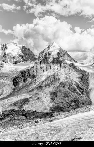 Schwarz-weiße Landschaft am Piz Roseg und am Sella-Gletscher von der Bergstation Piz Corvatsch in Graubünden aus gesehen Stockfoto