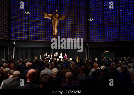 Interreligiöser Gottesdienst am Jahrestag des Hamas-Terrorangriffs in Israel am Montag 07.10.2024 in der evangelischen Kaiser-Wilhelm-Gedaechtnis-Kirche in Berlin. Foto v.l.: Pfarrerin Kathrin oxen geschaeftsfuehrende Pfarrerin der Evangelischen Kaiser-Wilhelm-Gedaechtnis-Kirchengemeinde Rabbiner Andreas Nachama, Vorsitzender des Gespraechskreises Juden und Christen beim Zentralkomitee der deutschen Katholiken, Berlin Pfarrerin Marion Gardei, Beauftragte für Erinnerungskultur und Antisemitismus-Beauftragte der Evangelischen Kirche Berlin-Brandenburg-schlesische Oberlausitz, Imam Kadir Sanci, Stockfoto