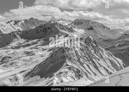 Schwarz-weiße Winterlandschaft bei Arosa, vom Weisshorn aus gesehen, Graubünden, Schweiz Stockfoto