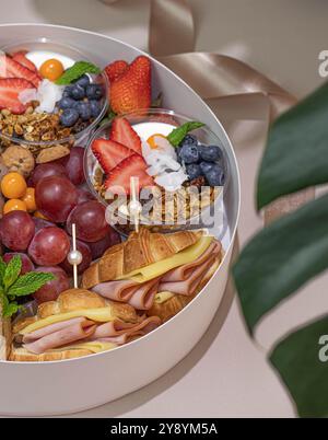 Müsli- und Joghurtschalen mit Obst und Sandwiches Stockfoto