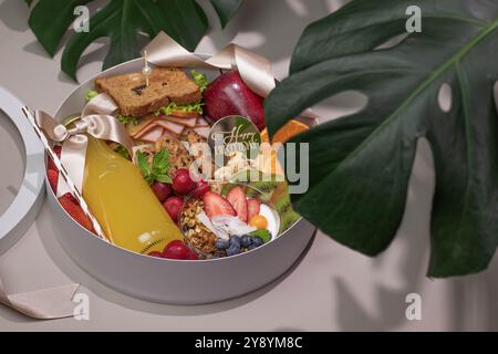 Exotische Obstbox mit Sandwich und Getränk Stockfoto