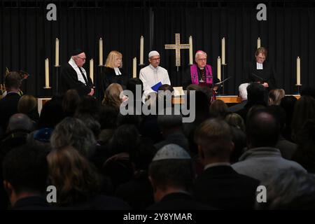 Interreligiöser Gottesdienst am Jahrestag des Hamas-Terrorangriffs in Israel am Montag 07.10.2024 in der evangelischen Kaiser-Wilhelm-Gedaechtnis-Kirche in Berlin. Foto v.l.: Rabbiner Andreas Nachama, Vorsitzender des Gespraechskreises Juden und Christen beim Zentralkomitee der deutschen Katholiken, Berlin Pfarrerin Marion Gardei, Beauftragte für Erinnerungskultur und Antisemitismus-Beauftragte der Evangelischen Kirche Berlin-Brandenburg-schlesische Oberlausitz Imam Kadir Sanci, Gruendungs- und Vorstandsmitglied der Islamischen Akademie für Bildung und Gesellschaft ABG der katholischen Erzbi Stockfoto