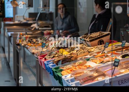 Köstliche Meeresfrüchte in der Bolhao Markthalle in Porto, Portugal Stockfoto