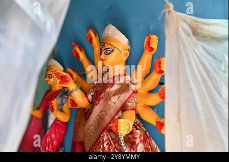 Das wunderschöne Idol der hinduistischen Göttin Devi Durga ist bereit für das berühmte Bengalische Durga Puja Festival in Kumartuli in Kalkutta. Stockfoto