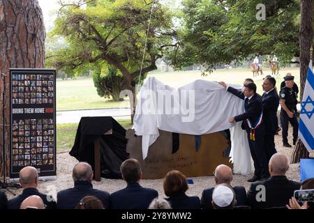 Pogrom in Israel. , . An der Gedenkstätte für die Opfer des Terrorismus auf dem Schlosshügel in Nizza. Zu diesem Anlass stellte Joann Sfar ein Werk mit dem Titel „Cela veut dire nous vivrons“ zur Erinnerung an die Opfer vor. Nizza, Frankreich am 7. Oktober 2024. Foto von Shootpix/ABACAPRESS. COM Credit: Abaca Press/Alamy Live News Stockfoto