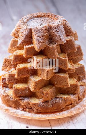 pandoro in Scheiben, italienisches süßes Hefebrot, traditionelles Weihnachtsgeschenk dekoriert mit Puderzucker Stockfoto