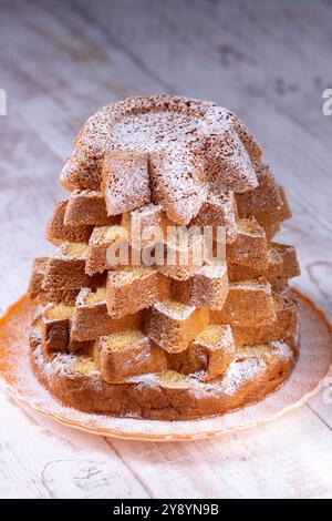 pandoro in Scheiben, italienisches süßes Hefebrot, traditionelles Weihnachtsgeschenk dekoriert mit Puderzucker Stockfoto