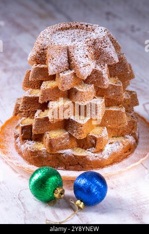 pandoro in Scheiben, italienisches süßes Hefebrot, traditionelles Weihnachtsgeschenk dekoriert mit Puderzucker Stockfoto