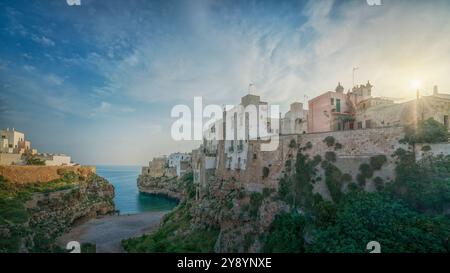 Lama Monachile Bucht und Strand und die Häuser von Polignano a Mare auf den Felsen am frühen Morgen. Provinz Bari, Apulien oder Region Apulien, Italien. Stockfoto