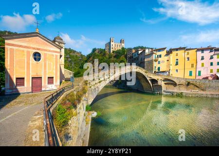 Alte Brücke, Kirche und Schloss in Dolceacqua. Die mittelalterliche Brücke wurde von Claude Monet gemalt, Doria Castle im Hintergrund. Riviera di Ponente, Prov Stockfoto