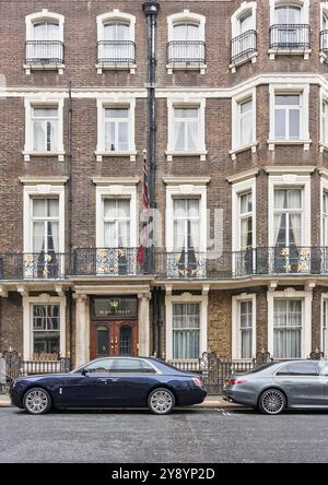 Ein georgianisches Herrenhaus der 2. Klasse, das einst im Besitz der Premierminister von Pitt war und kürzlich im Besitz des Naval Club, Mayfair, London, England war. Stockfoto