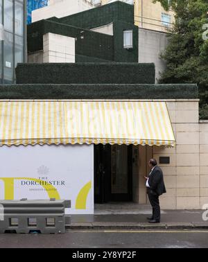 Seiteneingang zum Dorchester Hotel Park Lane, Mayfair, London, England. Stockfoto