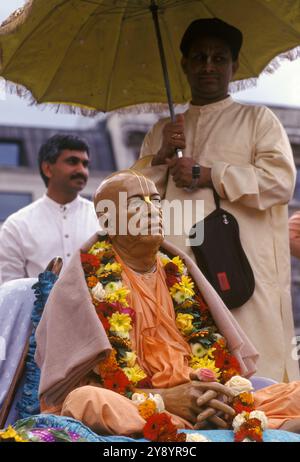 A. C. Bhaktivedanta Swami Prabhupada. Die Internationale Gesellschaft für Krishna-Bewusstsein (ISKCON), auch bekannt als die Hare-Krishna-Bewegung. Hindu Rathayatra oder Wagenfest. Devotees versammeln sich am Trafalgar Square. Ein lebensechtes Modell von Swami Prabhupada, der 1966 die Hare Krishna Movement in New York gründete. Das Bild von Swami Prabhupada wurde in der Prozession London, England, im Juli 2004 2000 in Großbritannien HOMER SYKES getragen Stockfoto