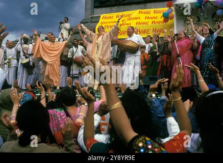 Hindu Festival vom Rathayatra Hyde Park bis zum Trafalgar Square London England. London, England ca. Juli 2004. Die Internationale Gesellschaft für Krishna-Bewusstsein (ISKCON), auch bekannt als die Hare-Krishna-Bewegung. Hindu Rathayatra oder Chariot Festival. Anhänger tanzen und feiern, während sie vom Hyde Park die Park Lane hinunter in ihren traditionellen orangen Gewändern zum Trafalgar Square laufen. Stockfoto