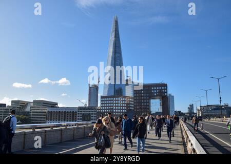 London, Großbritannien. September 2024. Die Leute laufen entlang der London Bridge, vorbei am Shard. Quelle: Vuk Valcic/Alamy Stockfoto